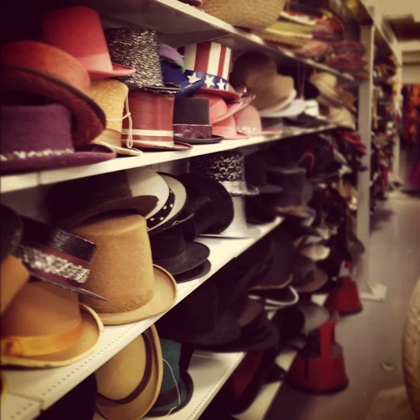 Hattar i kostymförrådet.