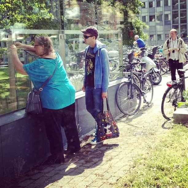 Utanför TV-huset hänger folk för att få en skymt av årets sommarpratare...