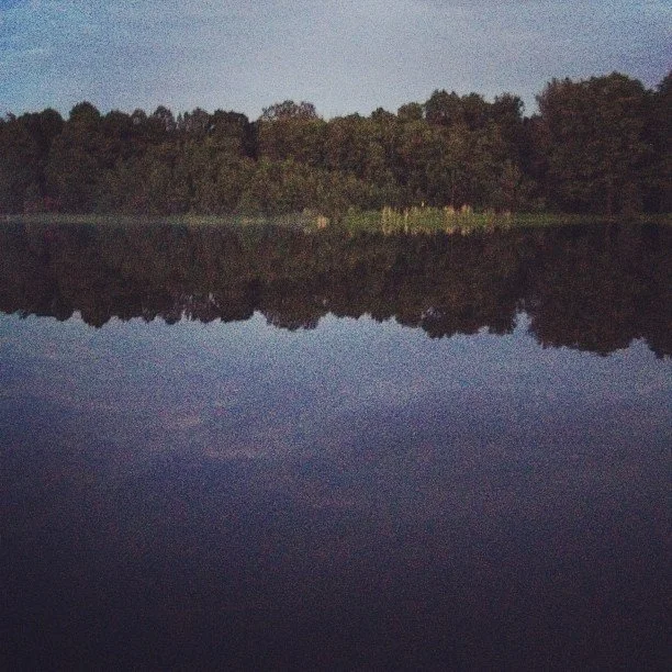Kvällsvy. I bakgrunden hörs svagt stadsljud och glada studenter.