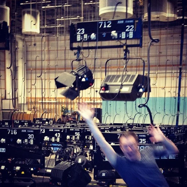 Rengöring av rån och ljustekniker dansar.