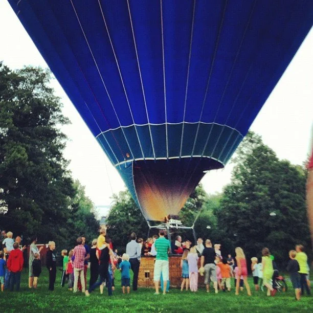 Okej, inte en till ballong utanför på gården! Skicka 100 till! Det blev sån samlingsplats. Mysigt snack.