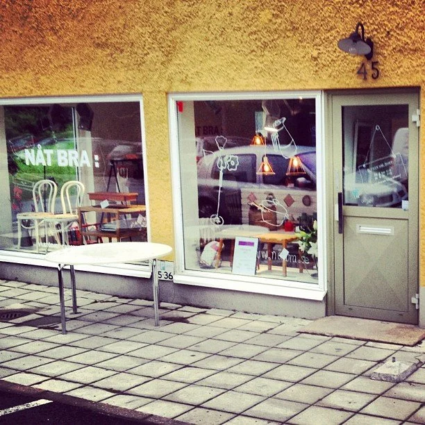 Skön butik har öppnat bredvid oss. Häftigt. Second  Hand vägg i vägg liksom.