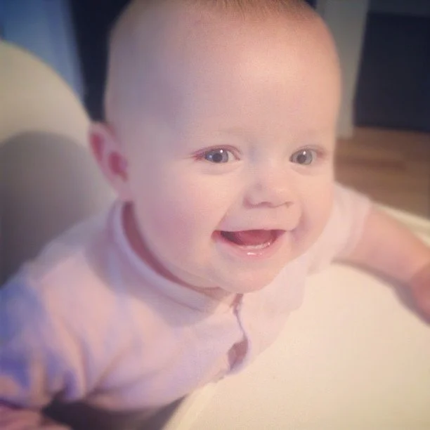 Äter frukost med Viola. Men hon ligger steget före. Redan ätit upp!