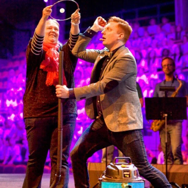 Här trollar jag med en dammsugare på scen.Foto: Jakob Rempe.