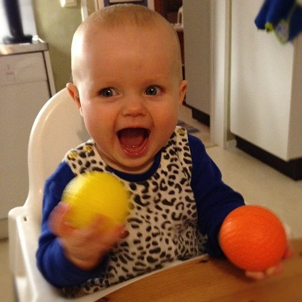 Viola jonglerar. Nu med två.