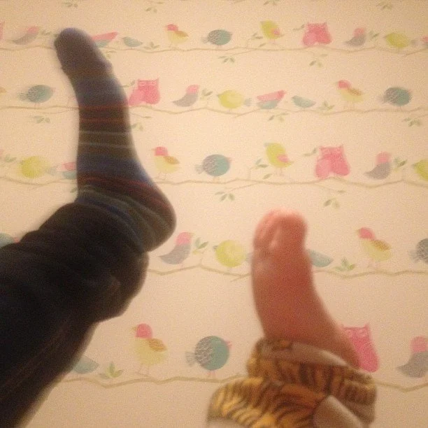 Jag och dottern ligger och tittar upp på tapeten som vi satte i helgen. Fina fåglar tycker vi!