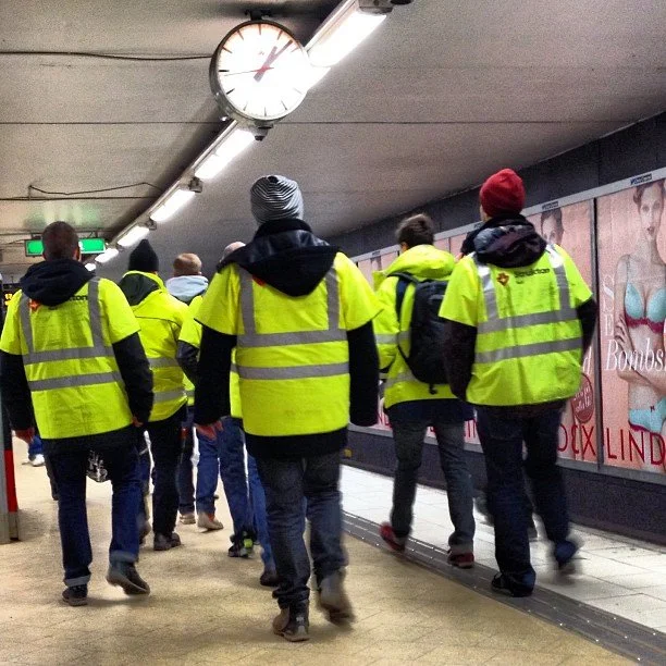 Sitter i tunnelbanan och tänker på färgen gult. Tanken kom från ingenstans.