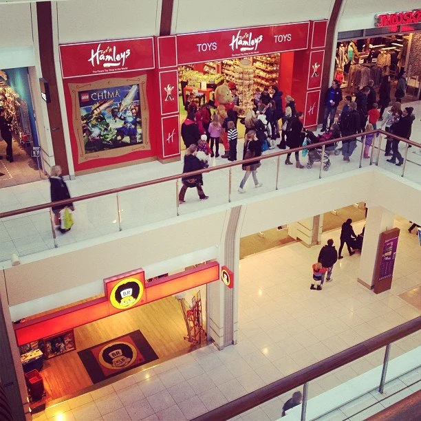 Skillnaden på giveaways och traditionell entré. #BR vs #Hamleys