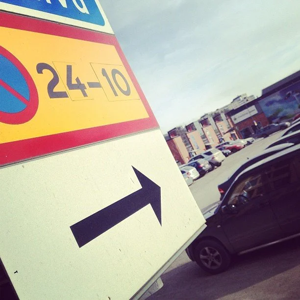 P-vakternas Drömscenario. Ca: 60 felparkerade bilar. Säger inte var. Kl 09:30. (Geotag?)