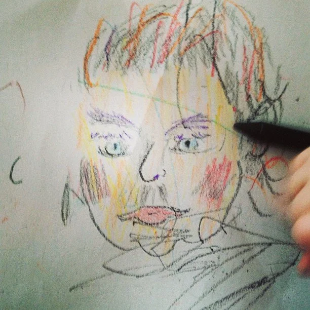 Viola och jag ligger på golvet o ritar. Hon gör arty linjer!