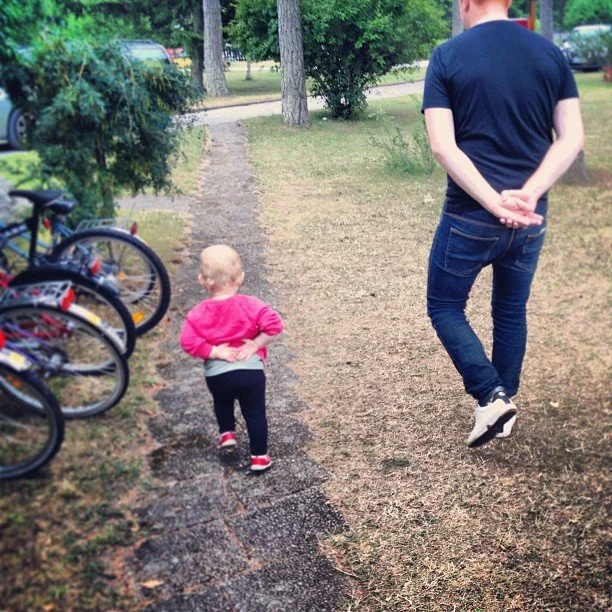 Dottern har redan börjat härma min #pensionärsgång! #händernabakomryggen