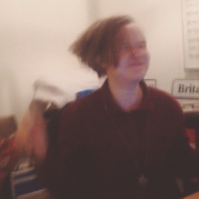 Simone (@simoneviktoria) och jag jobbar sent. Sjukt mycket att göra. Torsdagspepp!