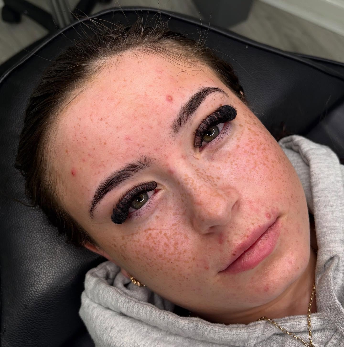 Full set of Russians using our very own @firstclasssuppliesx 
I&rsquo;m so proud of how these lashes have turned out 🥰

Using lengths 10-14mm 
DD curl easy fan trays 
Long haul hold glue 
Primer and bonder 
Normal fanning lashes are also available🤍