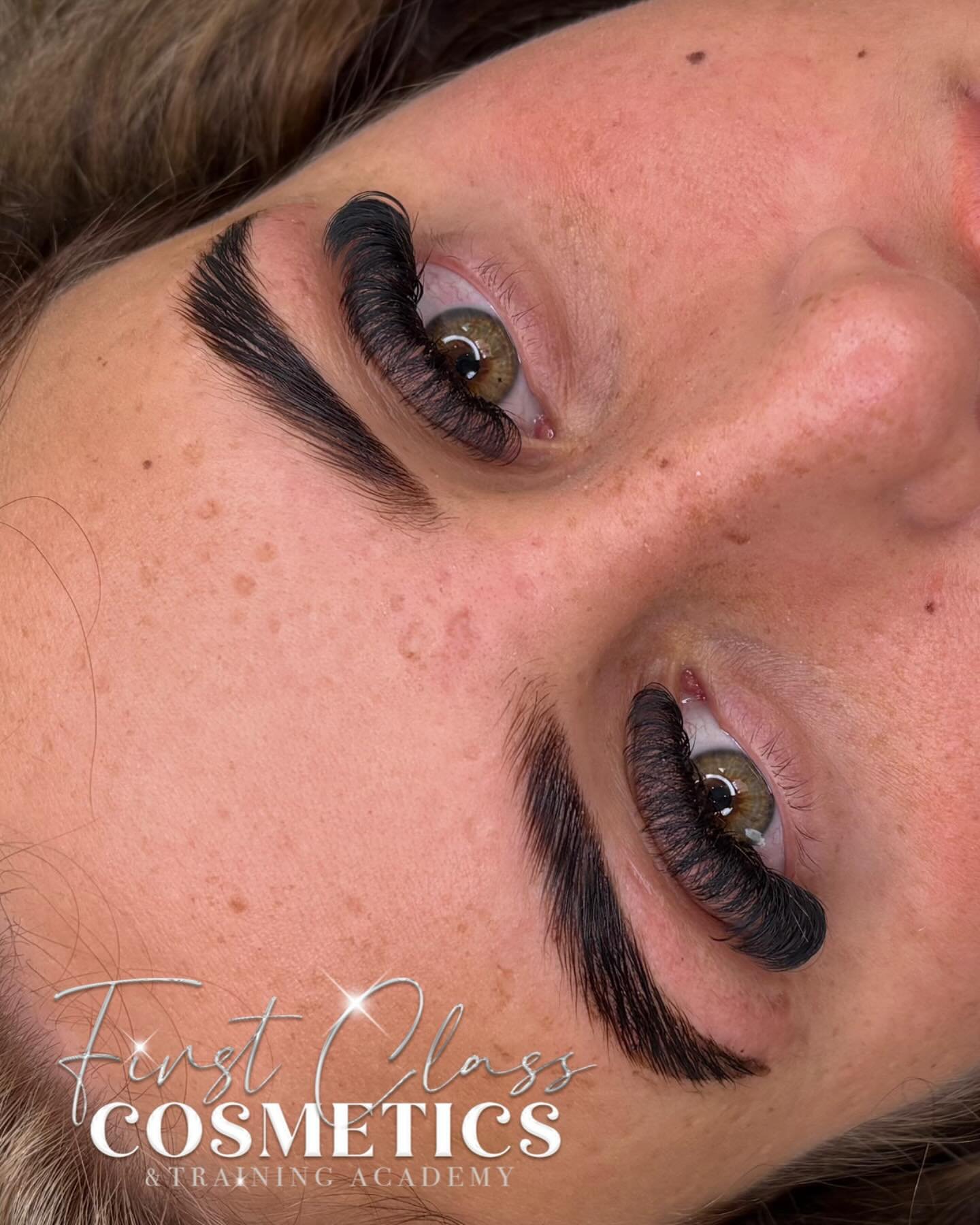 Fresh brows and full and fluffy lashes 
What more could you want????🤭

❔Russian full set/ brow lamination 
💸 &pound;40/&pound;25
🔍 @firstclasssuppliesx 
📍52 Great Bridge, DY4 7EW

Please note lashes and brow lamination are subject to prise rise A