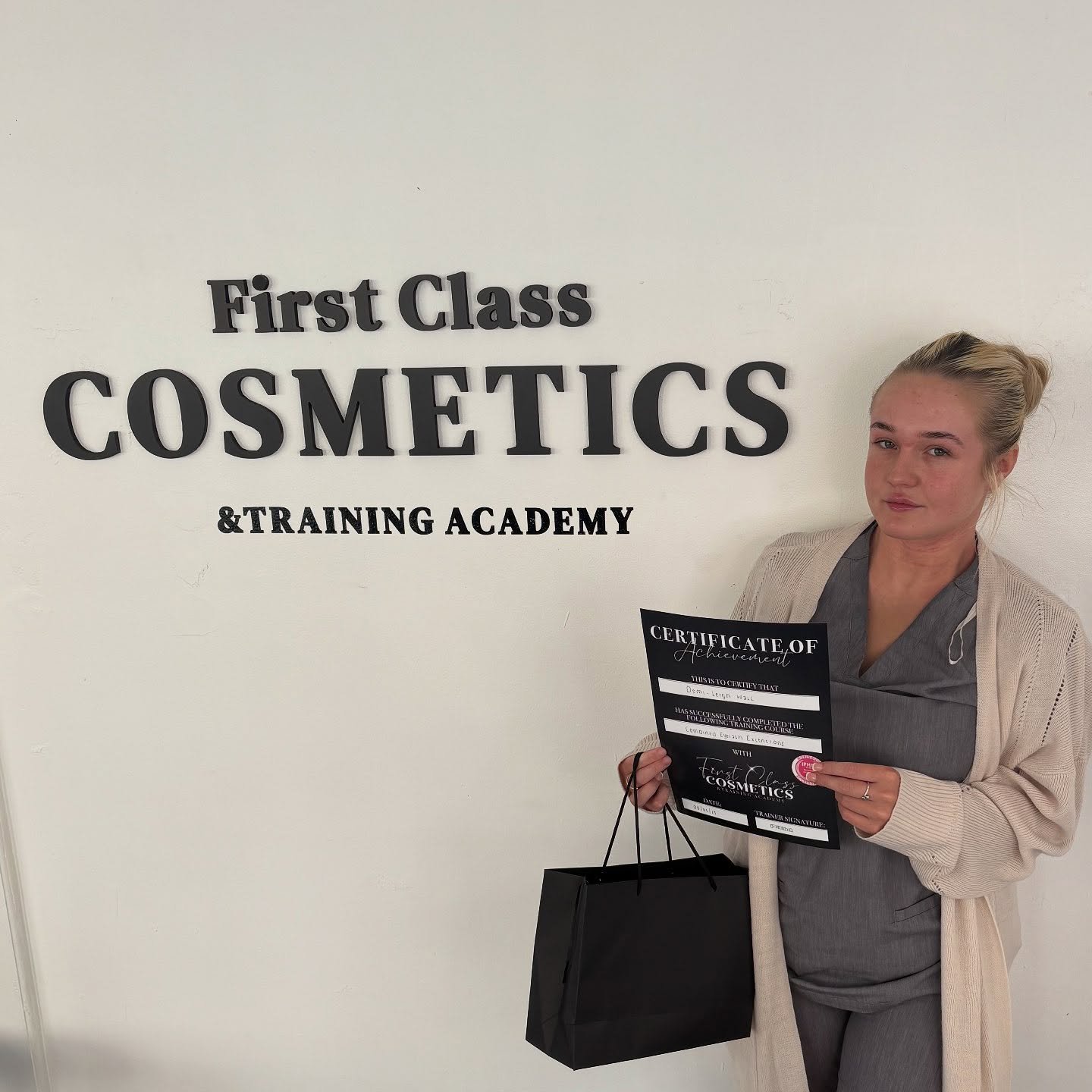 Well done to my lovely student for completing her combined Eyelash extensions course 👏🏼👏🏼👏🏼 you did amazing, I can&rsquo;t wait to watch where this new journey takes you&hellip;.

We still have availability throughout June and July for all cour