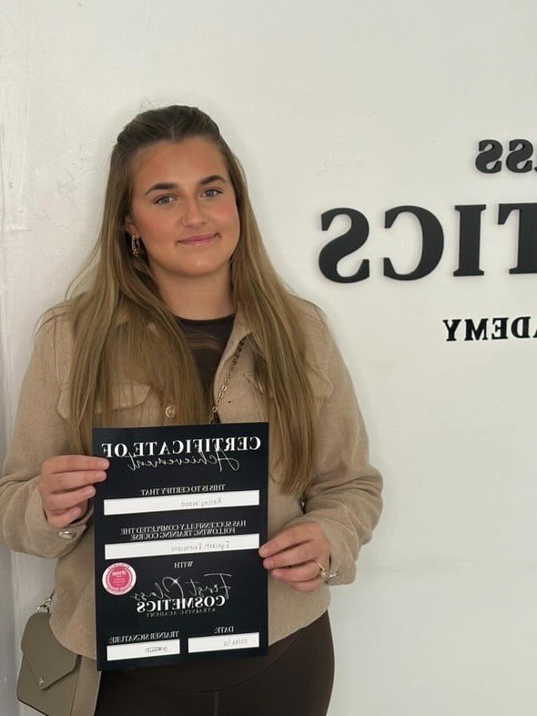 Well done to @bykelsx For passing her Combined Eyelash extensions course 👩🏼&zwj;🎓 you done so well your going to smash it 👏🏻

We still have availability for all courses throughout June and July!!!

Become your own boss now 🎓👑

❔Combined Eyelas