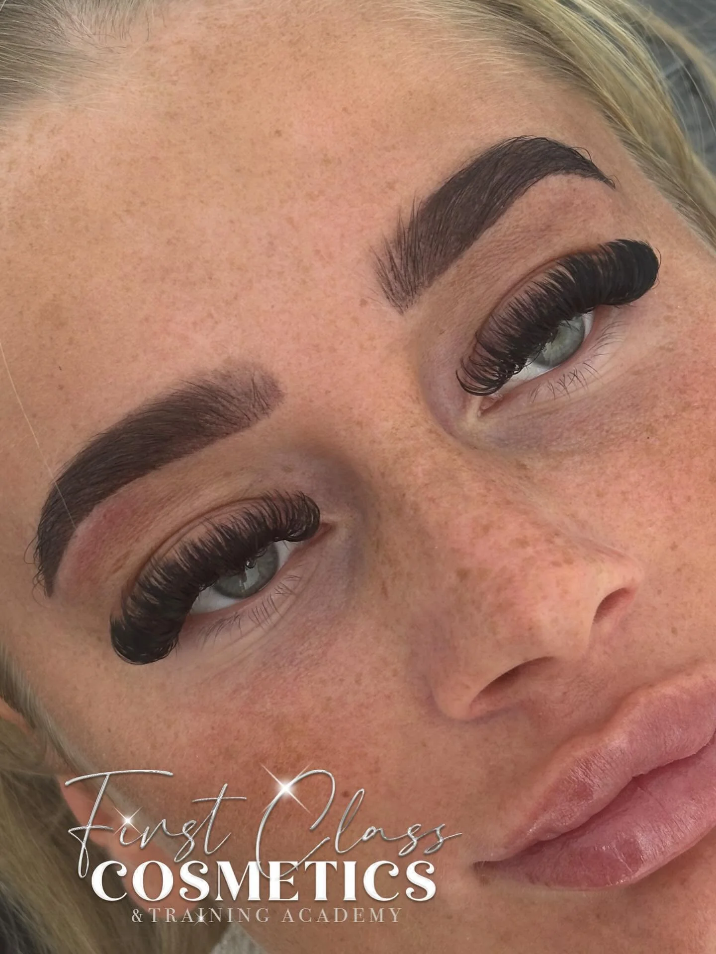 All eyes on you ❤️&zwj;🔥

❔Russian infill
💸 &pound;40
🔍 @firstclasssuppliesx 
📍219 St Marks Road, DY4 0SZ

 📱07864362118 for enquiries 
Booking link can be found in our bio🤍

#russianvolumelashes #infills