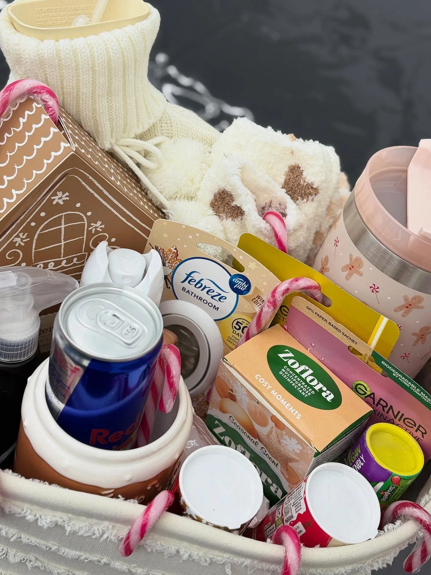 🎄Christmas giveaway🎄

Win a Christmas gift basket &amp;
&hellip;&hellip;. A years worth of free lashes 🤍

This basket includes:
- set of 5 Christmas candles 
- Hot water bottle
- 2 pairs of fluffy socks
- Gingerbread Stanley shaped cup
- fabulosa 