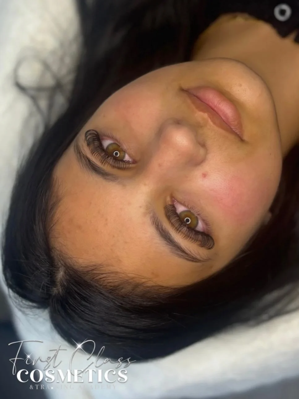 Classics but better????? Yes please 🤝🏼

❔Classic Full Set 
💸 &pound;40
🔍 @thelashhause 
📍Tipton, DY4 

 📱07864362118 for enquiries 
Booking link can be found in our bio🤍

#eyelashextensions #doubleclassics #fullset