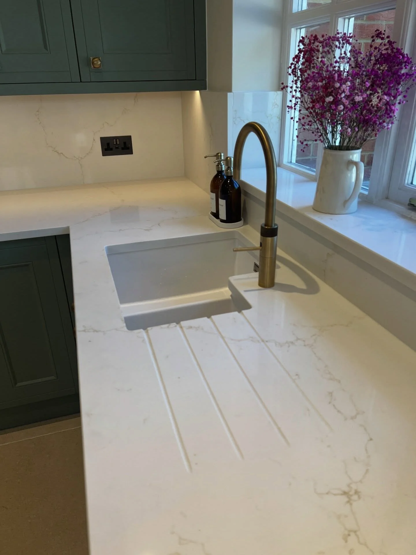 Your Dream Kitchen Awaits&hellip;

Showcasing our newest transformation in Surrey, a stunning traditional kitchen design. 

This kitchen boasts a limestone floor, underfloor heating, full quartz splashback and an array of brass fixtures. 

#kitchende
