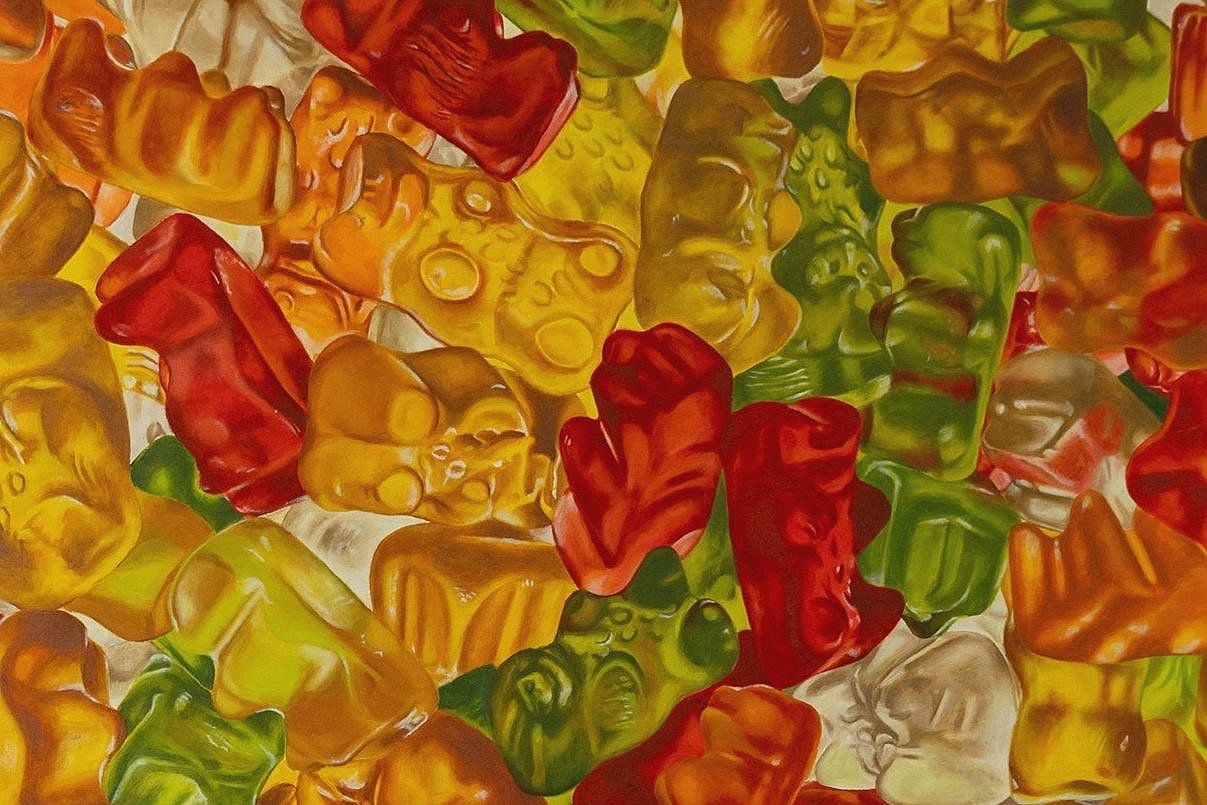 Caramelle gommose colorate di diverse forme e colori, tra cui rosso, giallo, verde, arancione, trasparente.