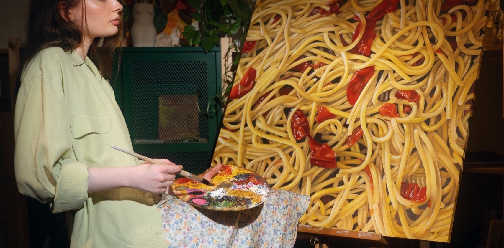 quadro di spaghetti al pomodoro olio su tela con pittrice che dipinge