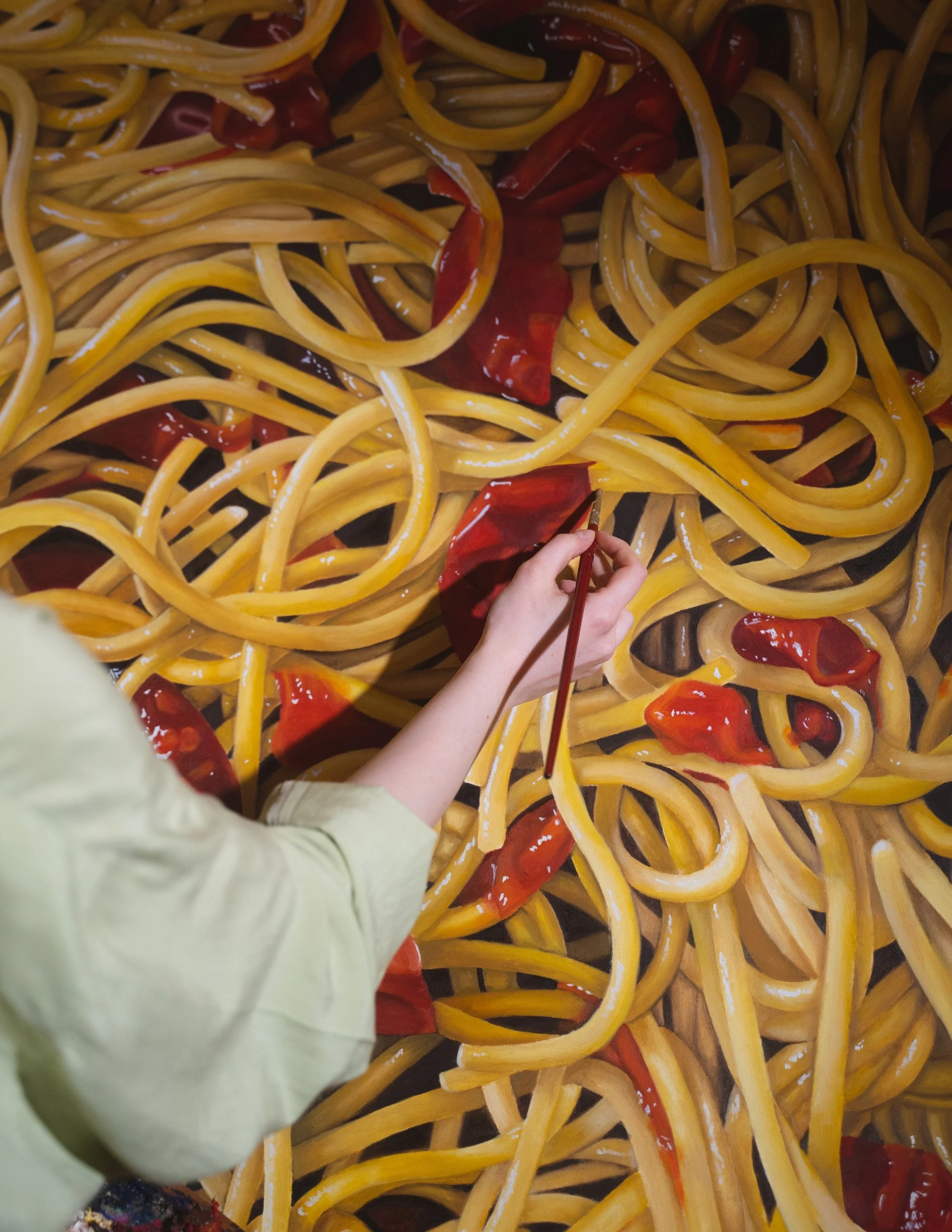 quadro di spaghetti al pomodoro olio su tela con mano che dipinge
