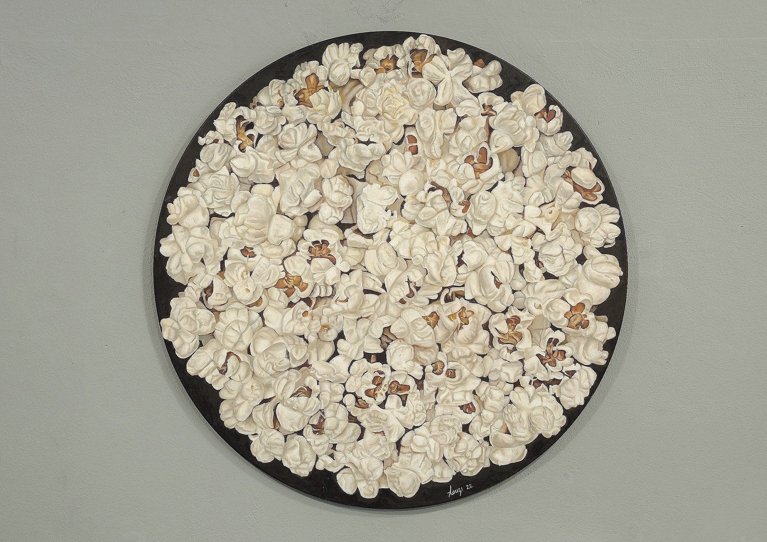 Quadro decorativo a forma circolare con popcorn bianchi e alcune noccioline, firma in basso a destra 'Averzi 22'