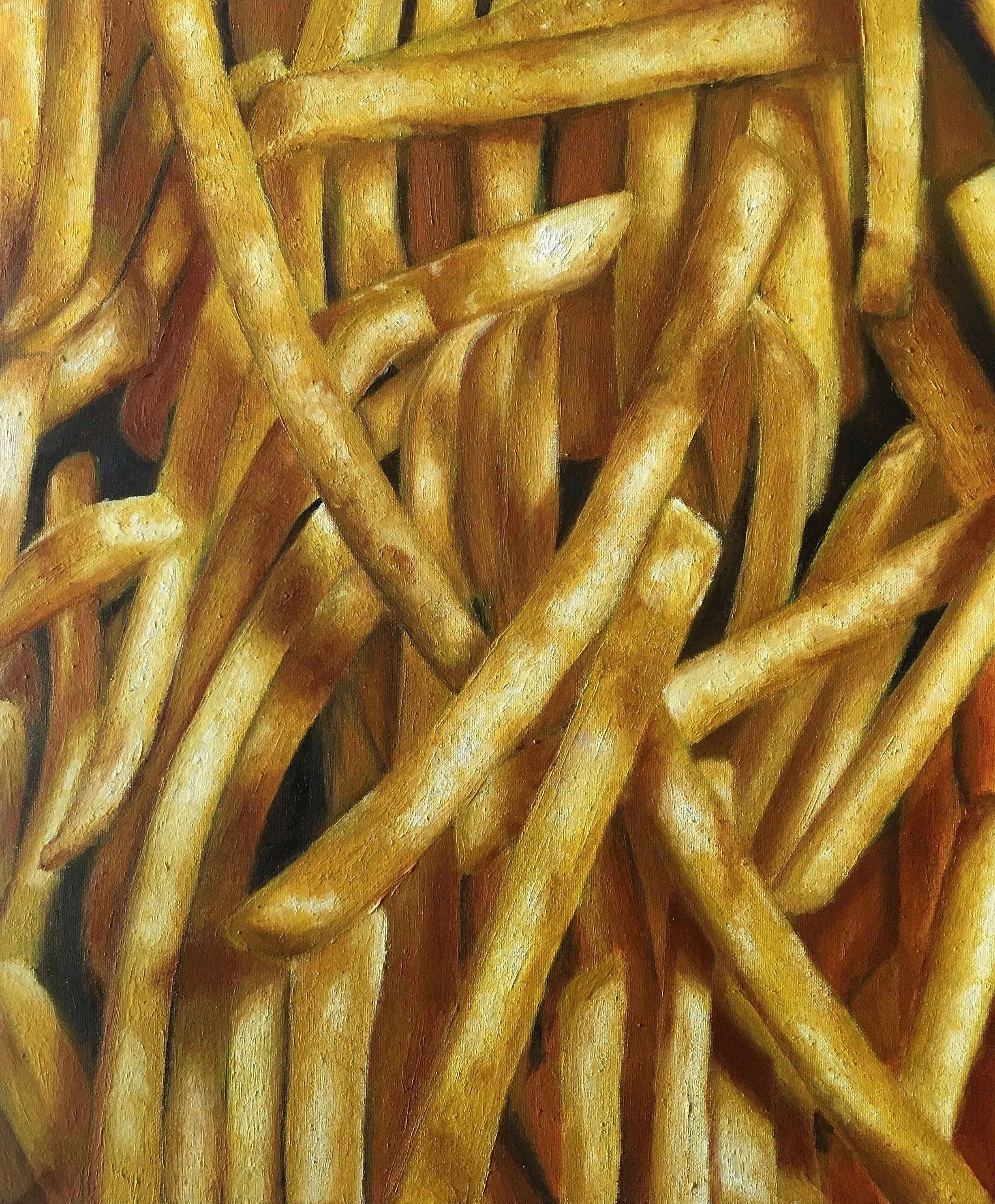 Un primo piano di una pila di patatine fritte dorate.