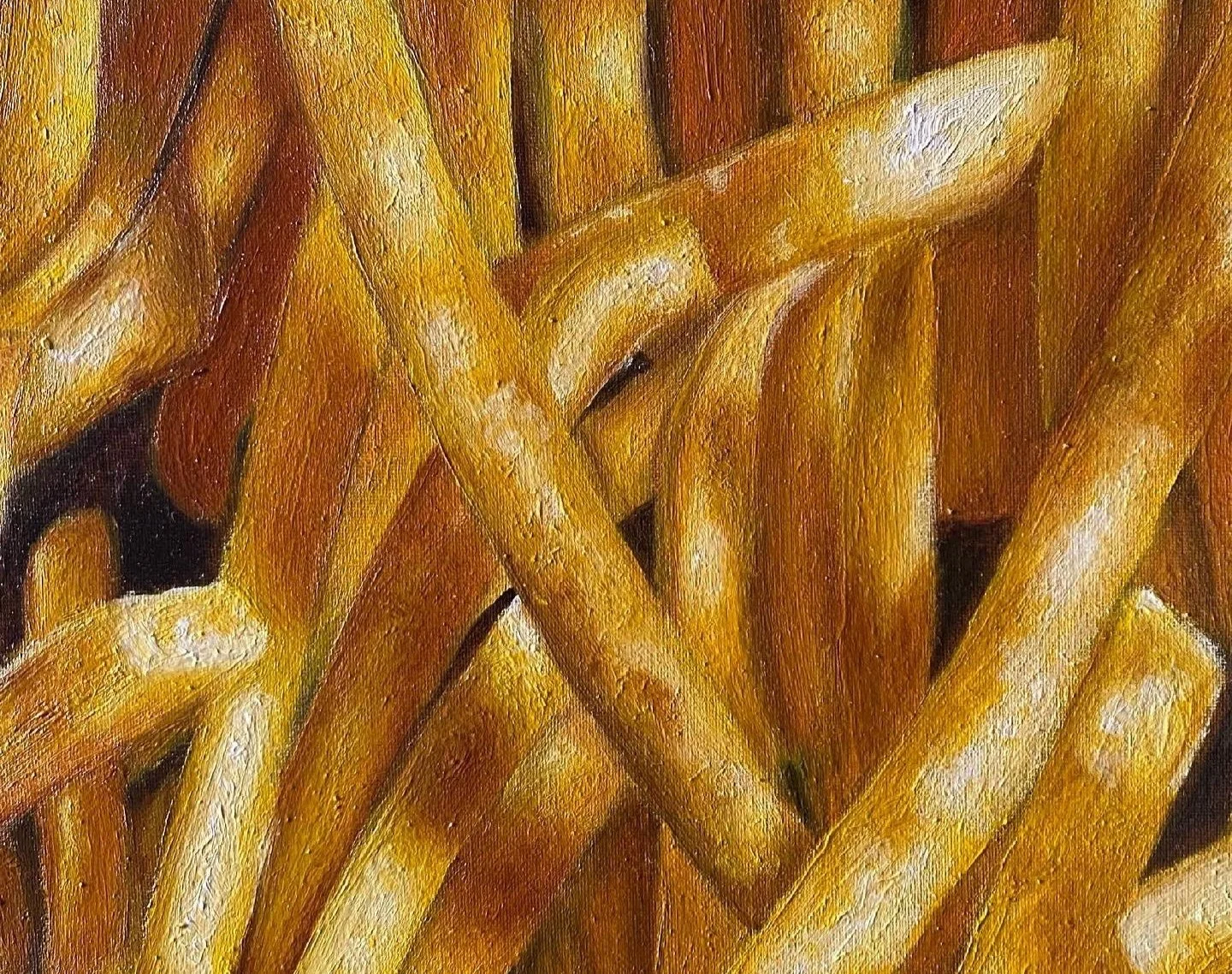 Una pila di patatine fritte dorate e croccanti.