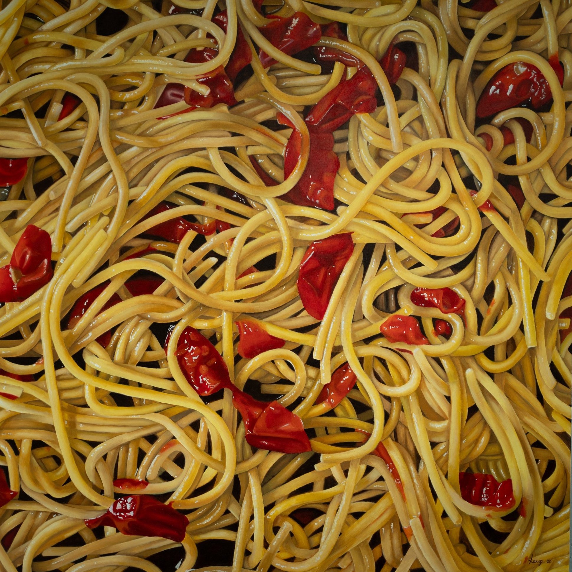 Pasta lunga con pezzi di peperoni rossi