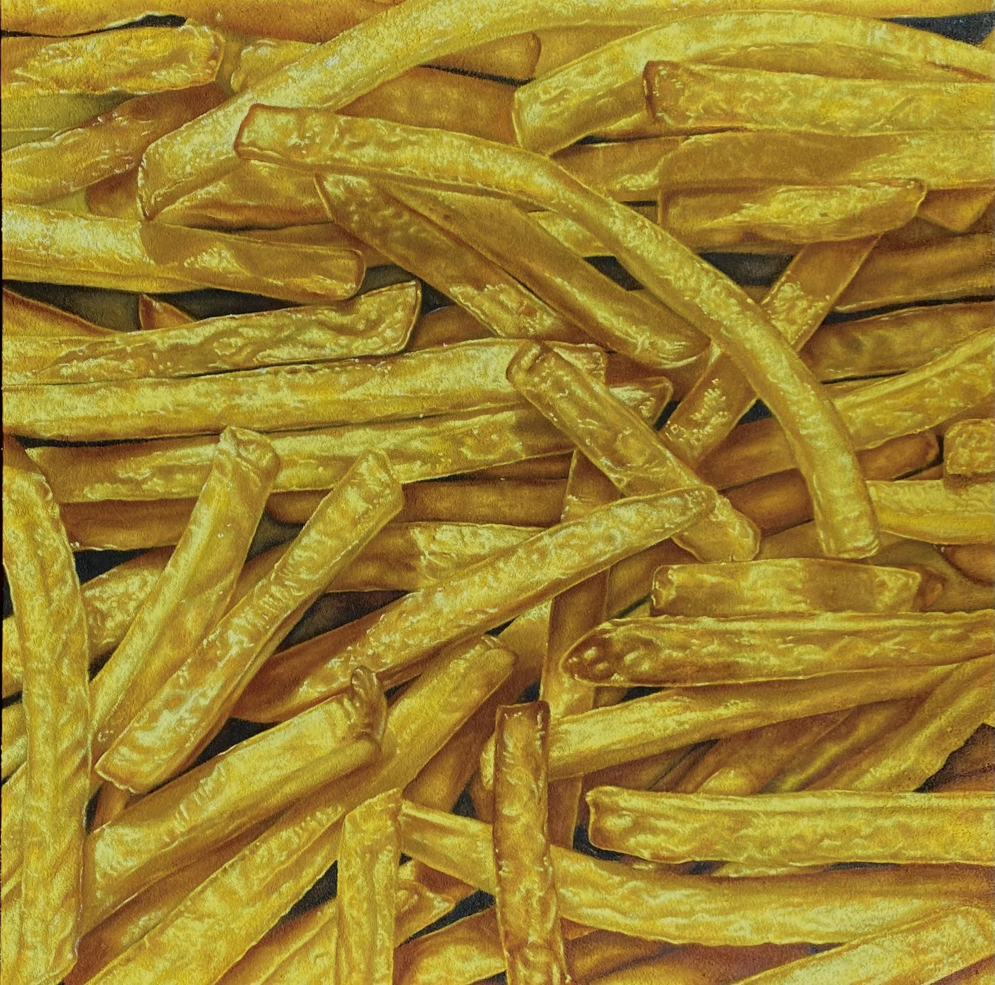Patatine fritte dorate e croccanti su una superficie scura.