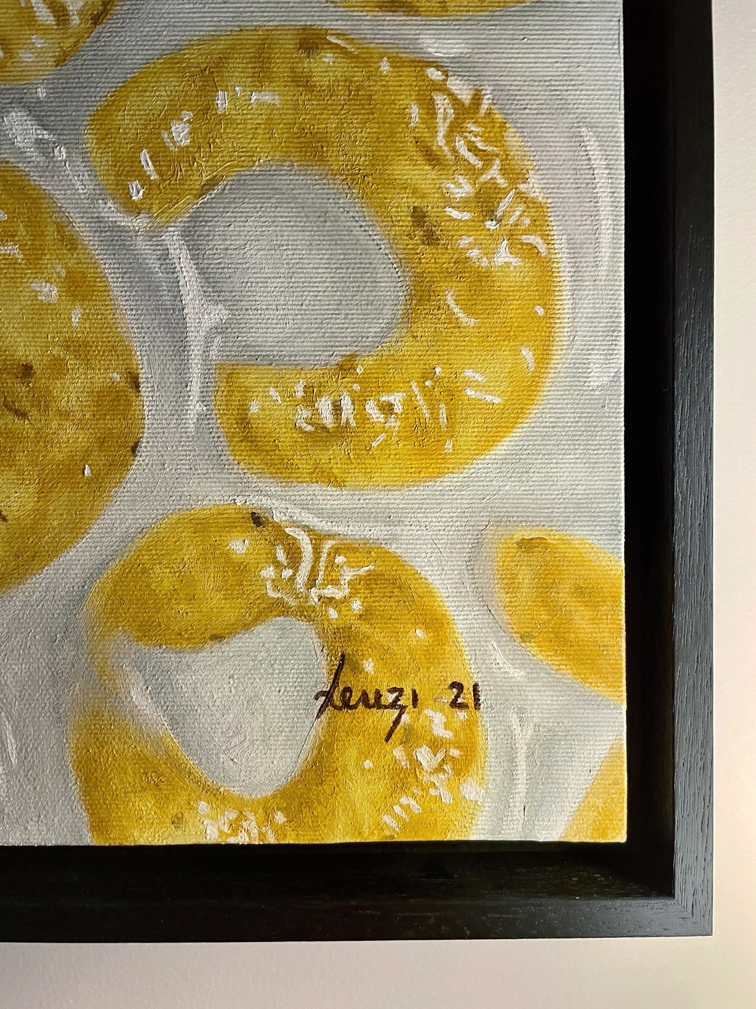Dipinto astratto di ciambelle o ruote di colore giallo su sfondo bianco, firma dell'artista e data in calce.