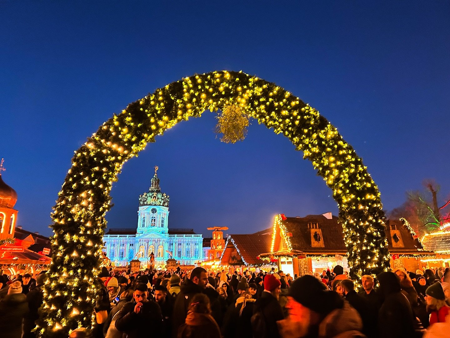 Happy December, everyone!
It&rsquo;s Christmas Market time! 🌲
.
.
.
.
.
.

#charlottenburg  #charlottenburgpalace  #weihnachtszeit #weihnachtsmarkt  #Deutschland #ExploreBerlin #Christmas #Christmasmarket #TravelPhotography #Xmas #GermanCulture #Eur
