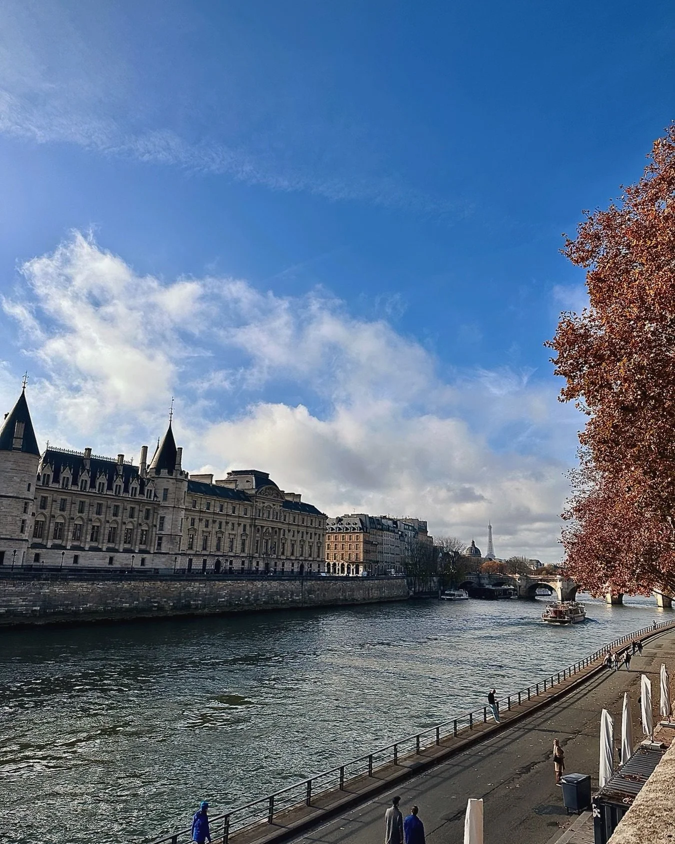 Paris, we meet again. Just a moment by the Seine and the Eiffel Tower in sight 🌅
.
.
.
.
.

#parismoments #seineriver #parisvibes #cityoflight #parisphotography #parismood
#paris #eiffeltower #wanderlust #travelgram #beautifuldestinations #concierge