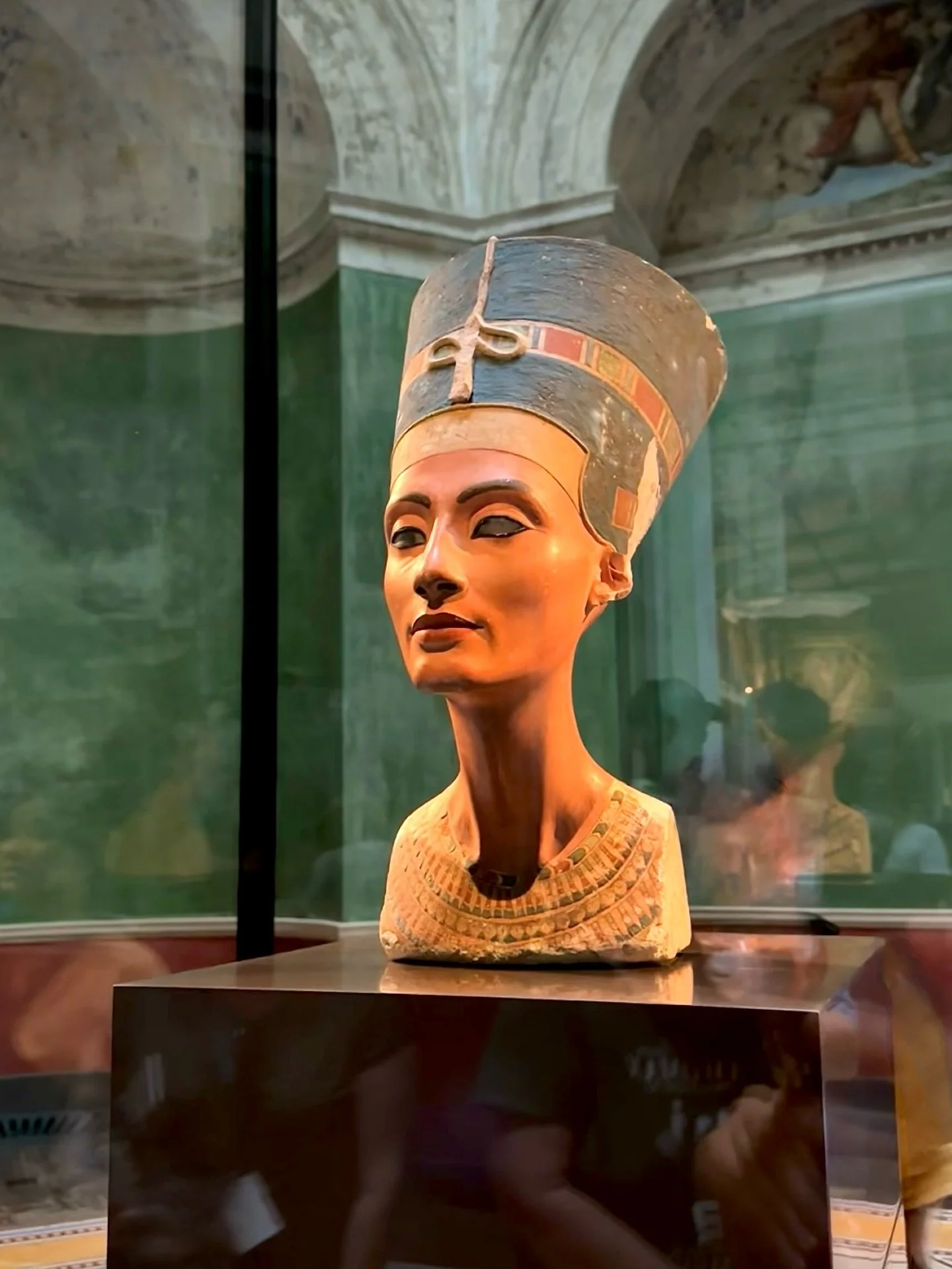 3,300 years later&hellip; and she&rsquo;s still stealing the spotlight. 👑✨ Nefertiti

From Ancient Egypt to the heart of Berlin, Nefertiti reigns at the Neues Museum. The city&rsquo;s art scene is just as timeless.

.
.
.
.
.

#Nefertiti #AncientEgy