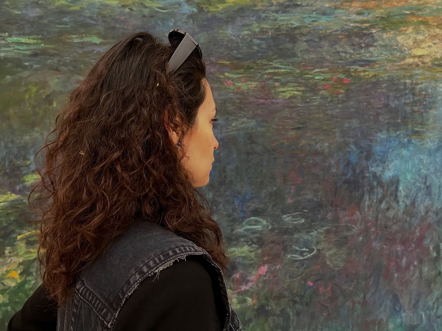 Monet said he painted sensations. I&rsquo;m currently experiencing hundreds of them at once. Send help. 
.
.
.
.
.
.

 
  #ArtHistory
	#Impressionism
	#ClaudeMonet
	#MonetsWaterLilies
	#MuseeDeLOrangerie
	#PaintingWithLight
	#ParisMuseums
	#ParisMome