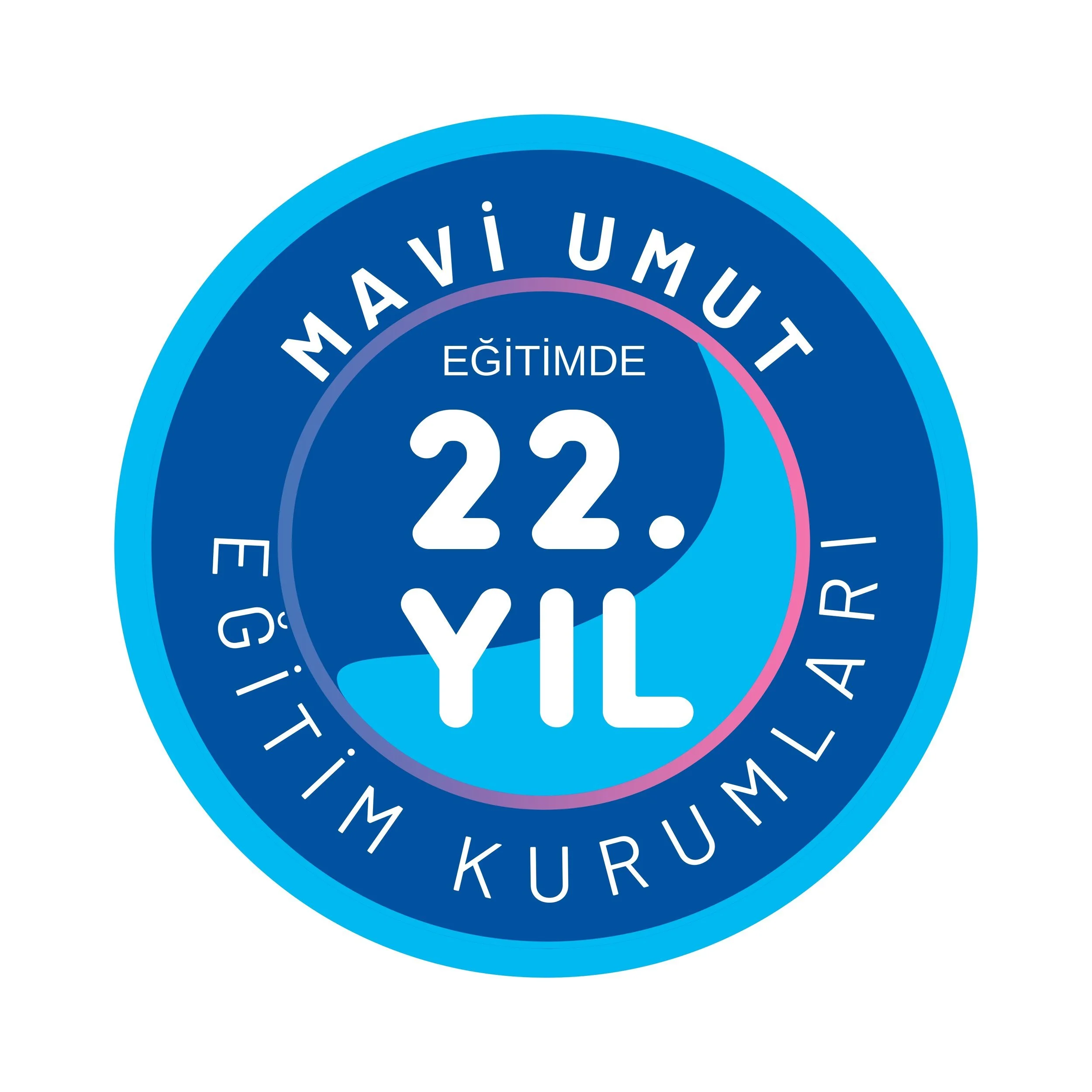 Mavi ve turuncu renklerle çevrili, 22. Eğitim yılında kutlama temalı yuvarlak ödül veya rozet