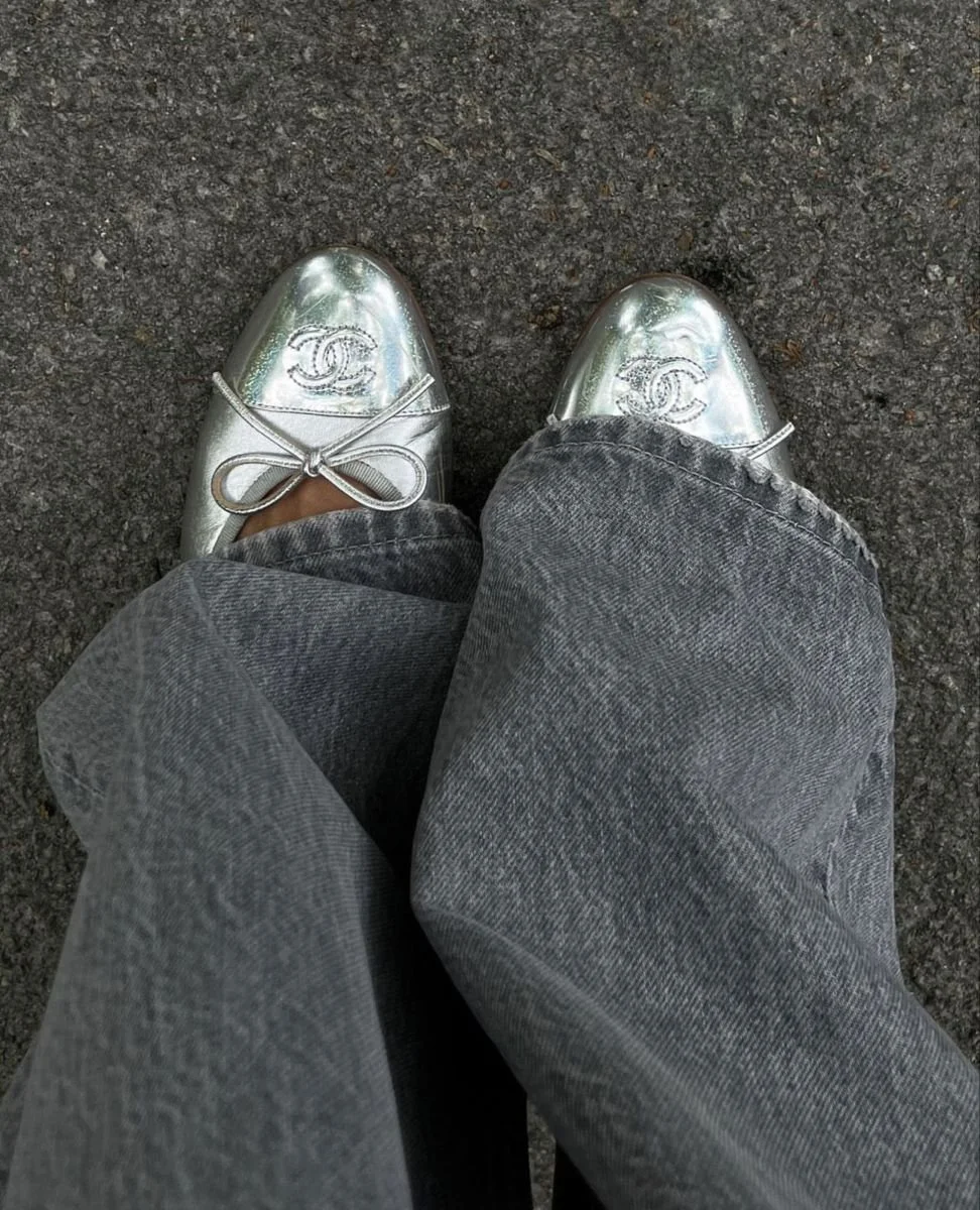 À Paris, les ballerines redeviennent l’uniforme des filles élégantes