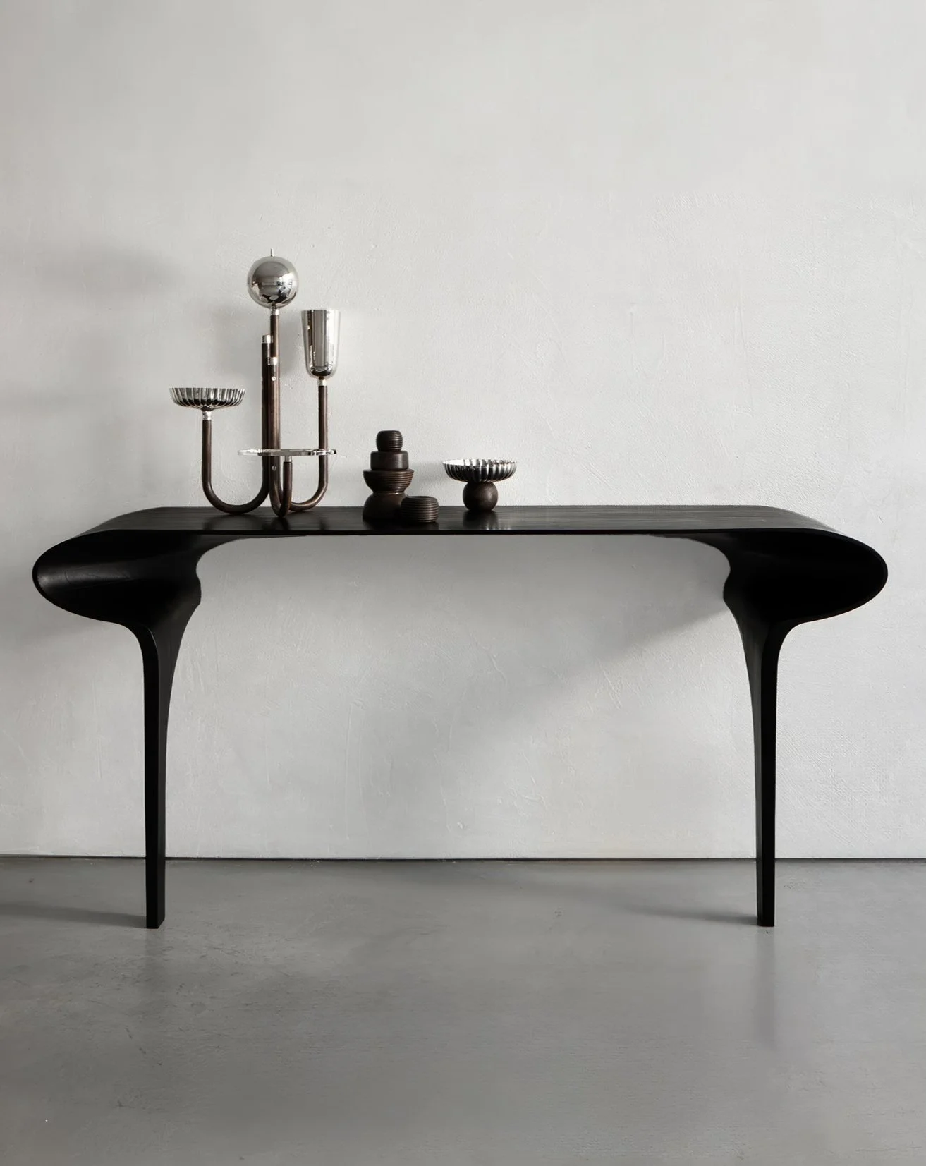 Contourline console table with onda wood centre piece at les ateliers courbet by Bodo Sperlin