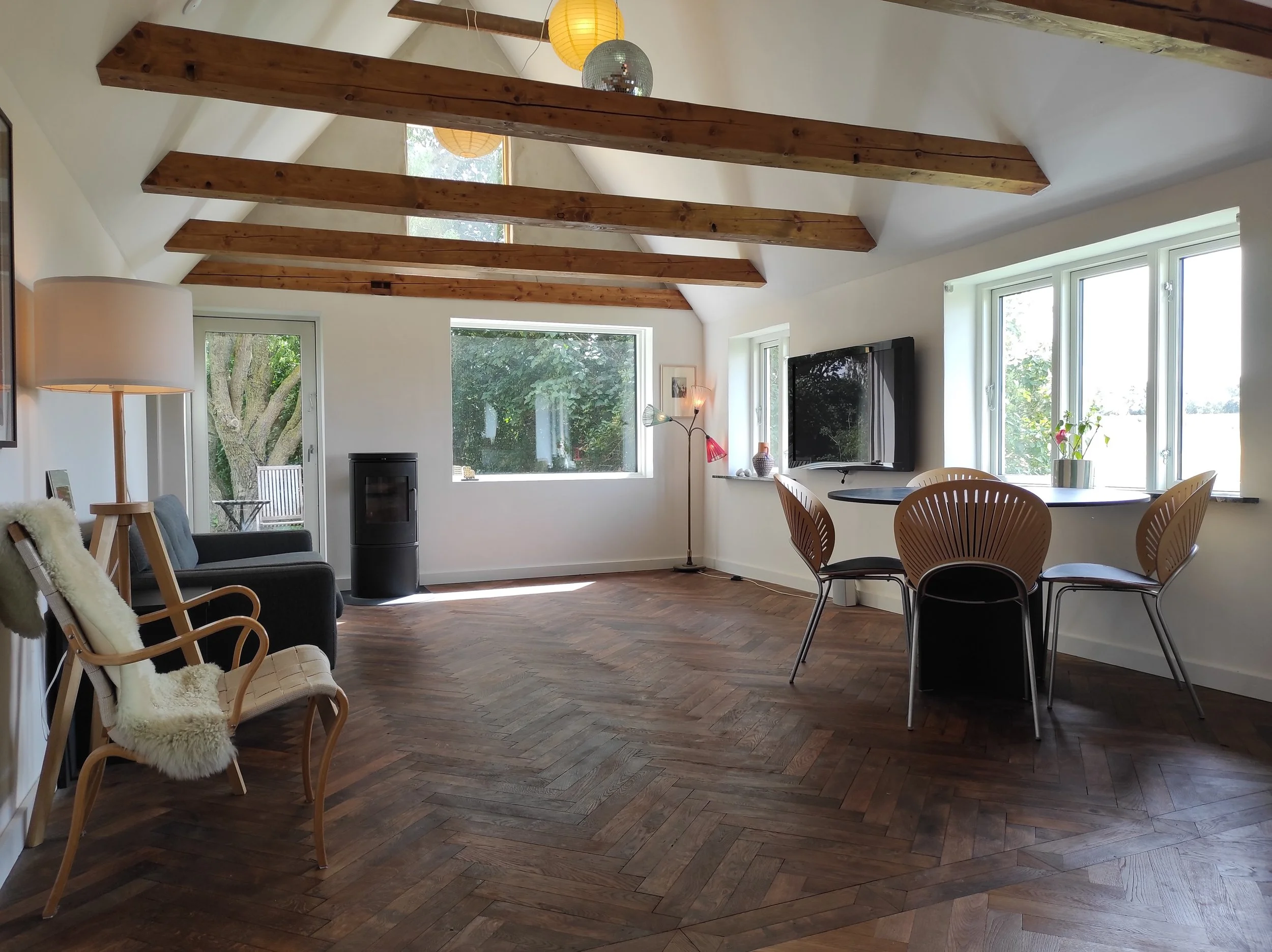Renovering af husmandssted med genbrug af sildebensparket i massivt træ