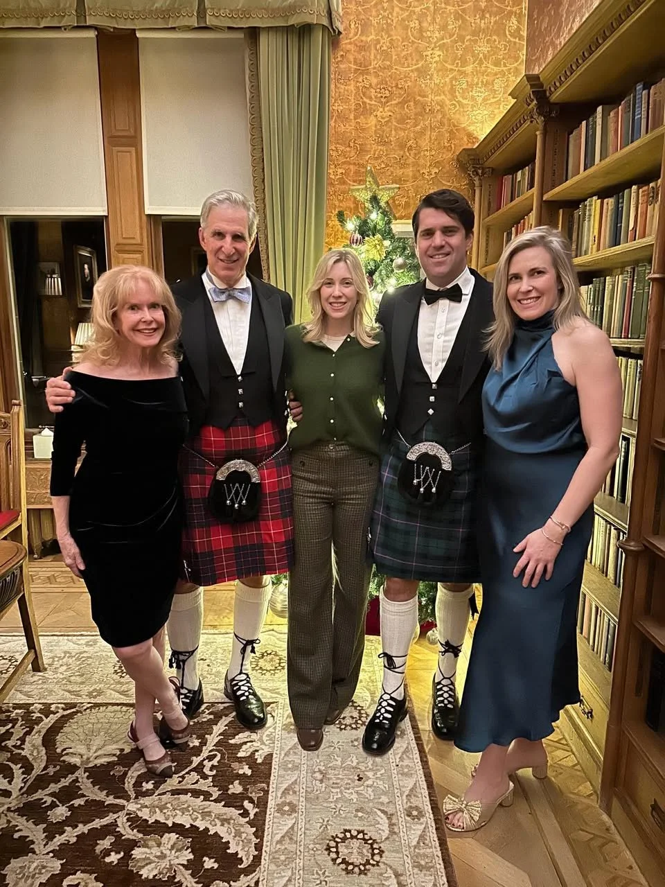 It was a holiday in the Highlands! Lots of haggis, tatties, wee drams, whisky Dundee, mince pies, and Scottish
dancing called a Ceilidh (like square dancing with bagpipes and fiddles). So many friends and my wonderful family here..all of good cheer. 