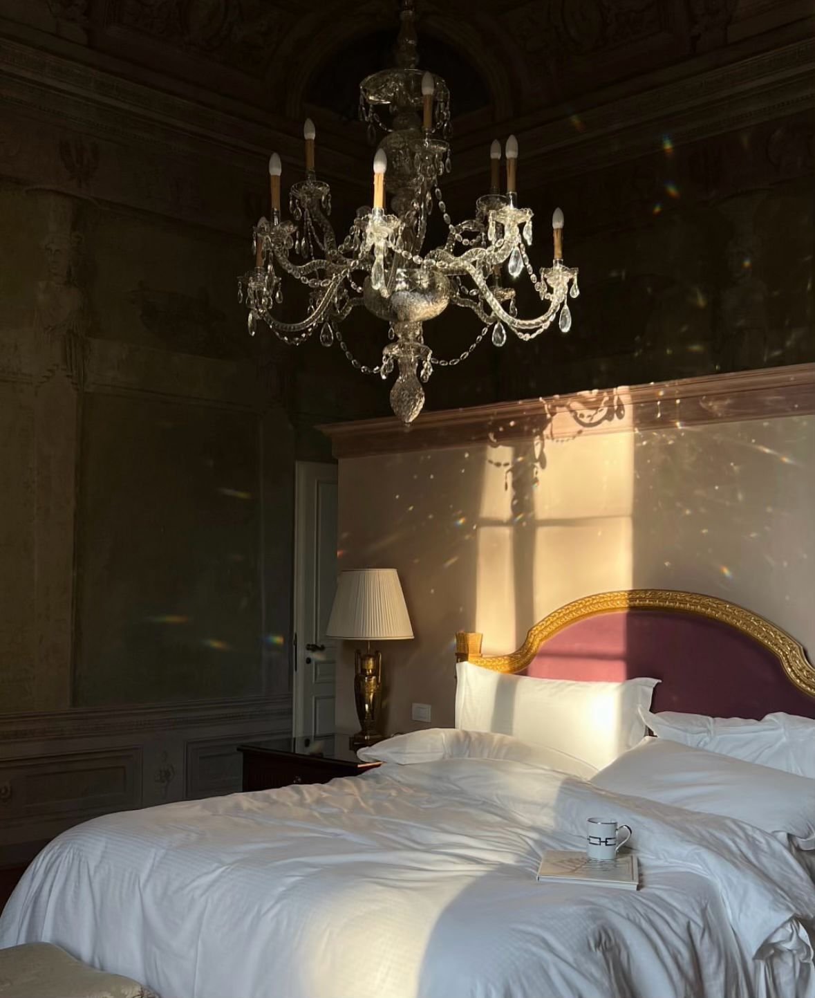 Renaissance indulgence &mdash; in the heart of Firenze 🌹 

@fsflorence
named #19 on the World&rsquo;s 50 Best hotels 2024

🛏️ Rooms: 116
💵 Starting Rate: $1000
🍽️ Dining: Il Palagio
🍹 Drinking: Atrium Bar
🏨 At the Hotel: Gardens, swimming pool(