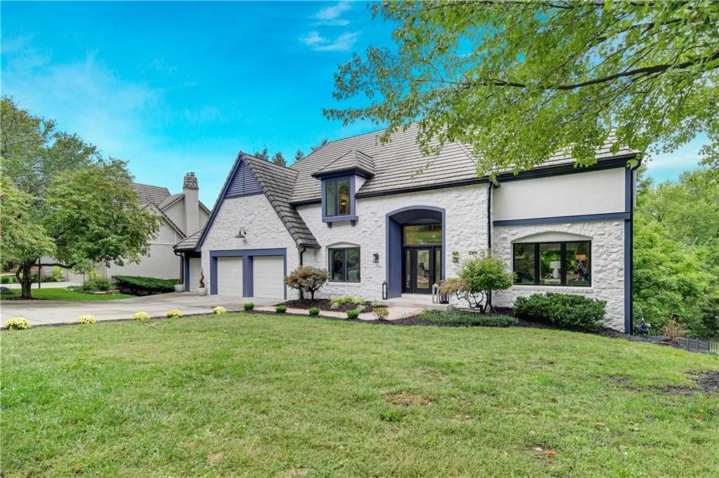The front of a modern, luxury home for sale in the Leawood community of Kansas City, Kansas.