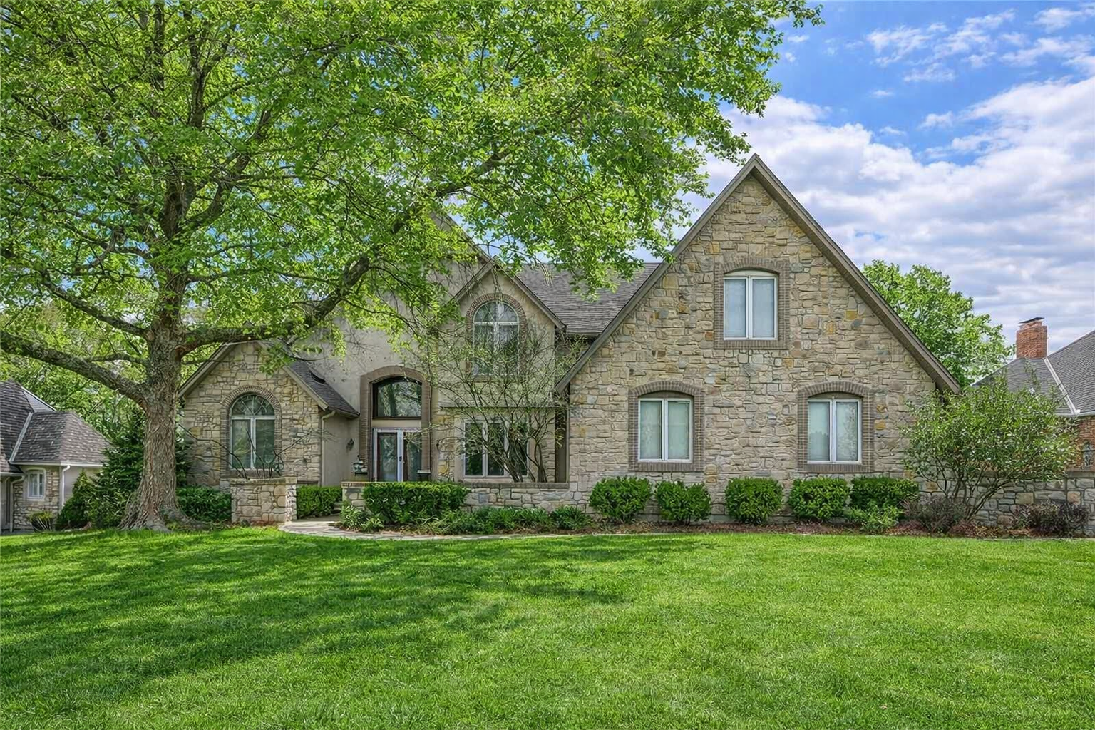 The front of a modern, luxury home for sale in the Deer Creek community of Kansas City, Kansas.