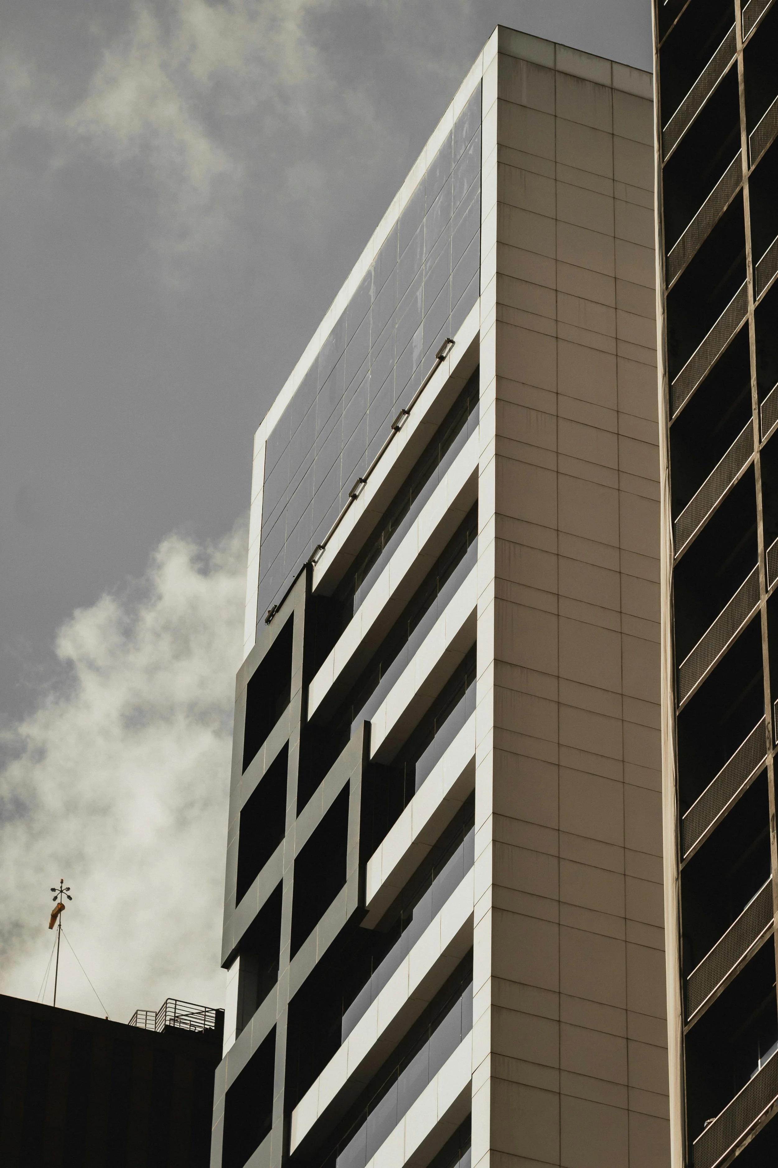 Hochhäuser aus Glas und Beton, Blick nach oben, Wolken am Himmel