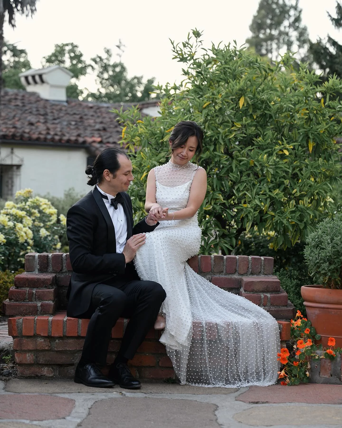 This wedding at the Allied Arts Guild definitely had it all. A bright, beautiful sunny day, incredible florals, multiple amazing outfit changes, bubbles, a champagne tower, and so much more. What a lively and fun wedding this was that I was so honore