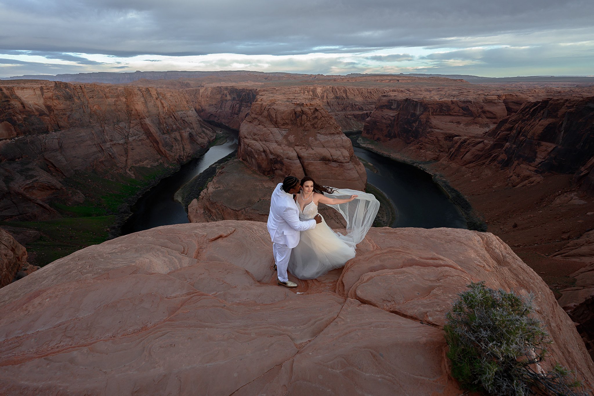 a couple on their wedding day at horseshoe bend in Utah