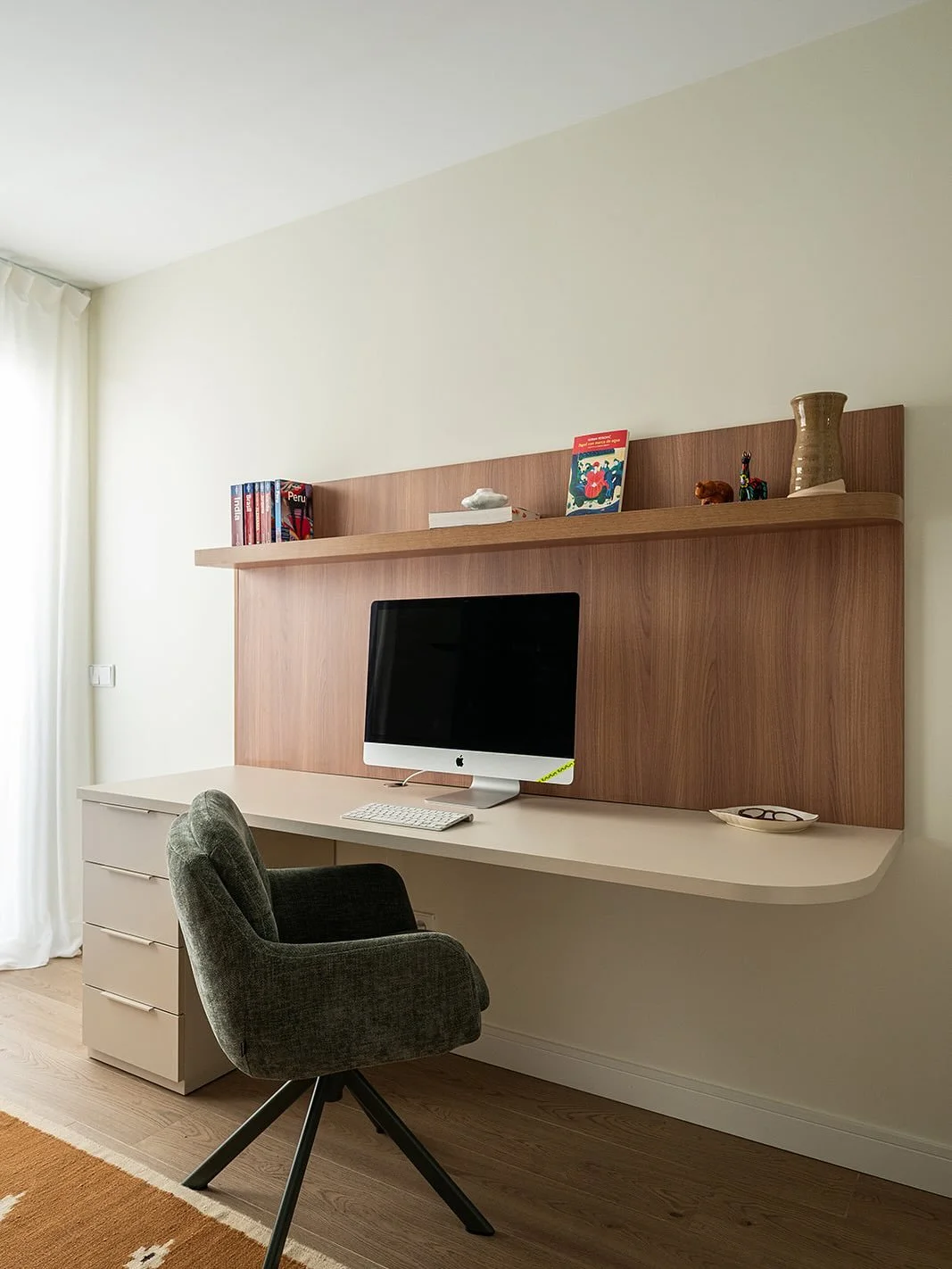 Zona de trabajo dise&ntilde;ada a medida. 
Se combina un tono blanco lino en la estructura con la calidez del nogal en el friso y una balda iluminada, pensada para colocar alg&uacute;n objeto personal o de uso diario. 
En la esquina derecha, como det