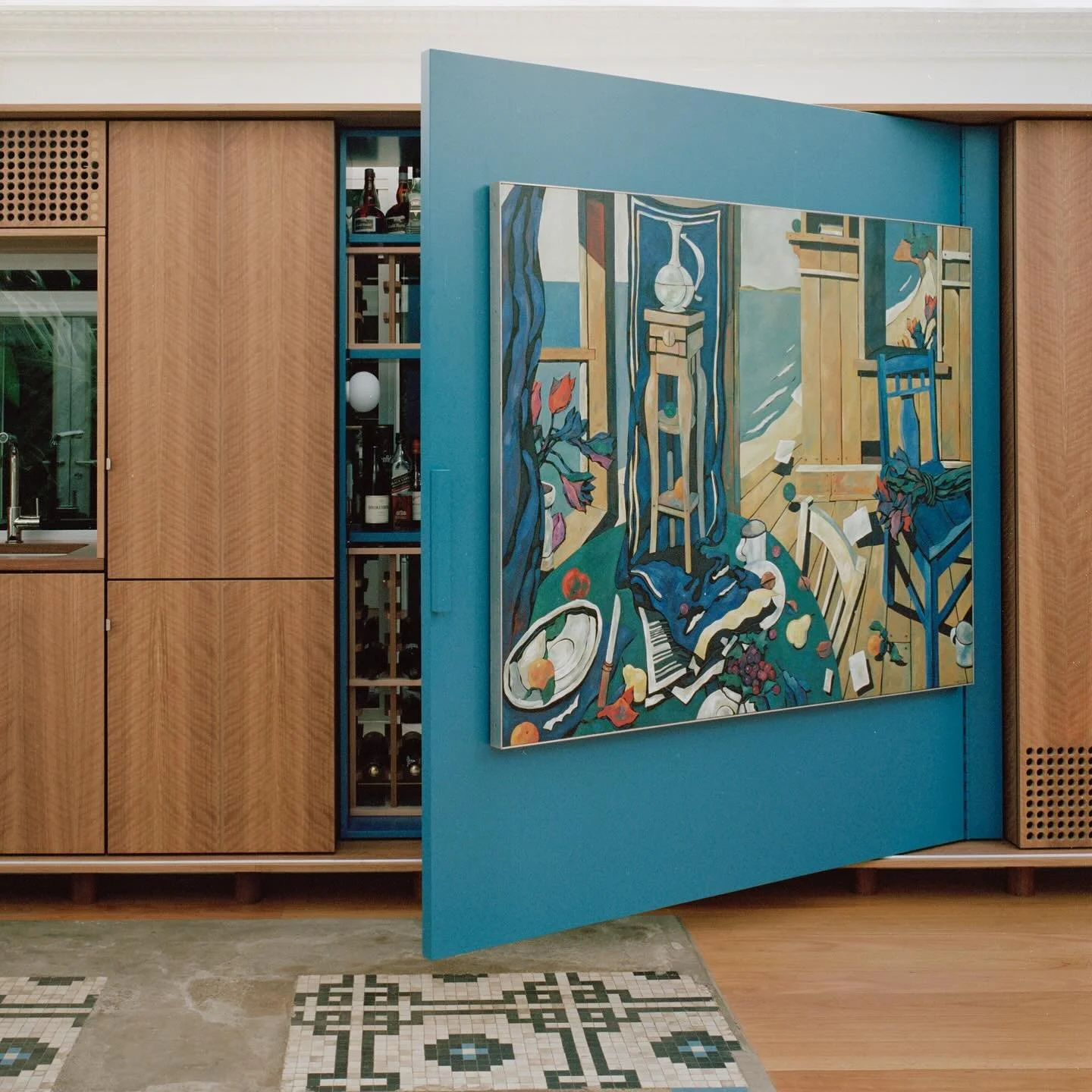 En este proyecto, el espacio cambia seg&uacute;n el momento.
El reto era integrar obras de arte y objetos en paneles m&oacute;viles que ocultan, muestran y transforman el ambiente.

Al anochecer, se recolocan los elementos, se despliega el proyector 